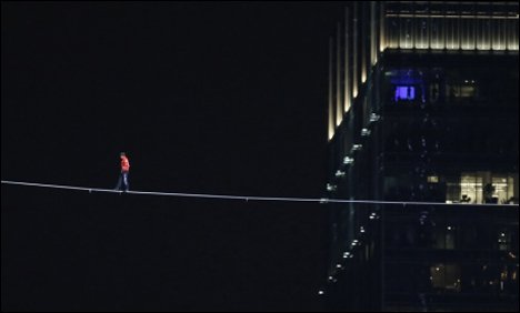 شکاگو : 588 فٹ بلندرسی پر چل کر امریکی نے عالمی ریکارڈ بنا دیا