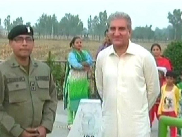 واہگہ بارڈر پر شاہ محمود قریشی غلطی سے زیرو لائن عبور کرکے بھارتی حدود میں چلے گئے