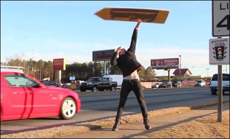 سائن بورڈز سے کمال دکھاتا ماہر کرتب باز