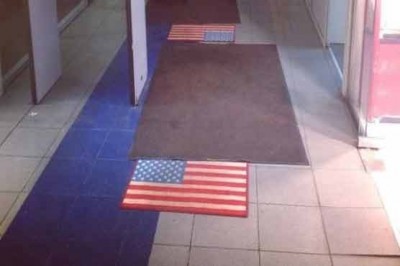 ماسکو: شاپنگ مال میں امریکی جھنڈے کے ڈور میٹ رکھ دیئے گئے
