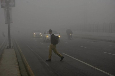 ملتان اور گرد و نواح میں شدید دھند، معمولات زندگی متاثر، درجہ حرارت گر گیا
