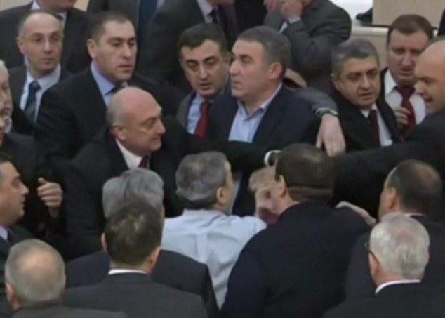 جارجیا کی پارلیمنٹ اکھاڑا بن گئی