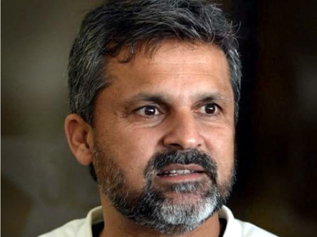 بورڈ کی ریوس سوئنگ، معین بیک فٹ پر چلے گئے