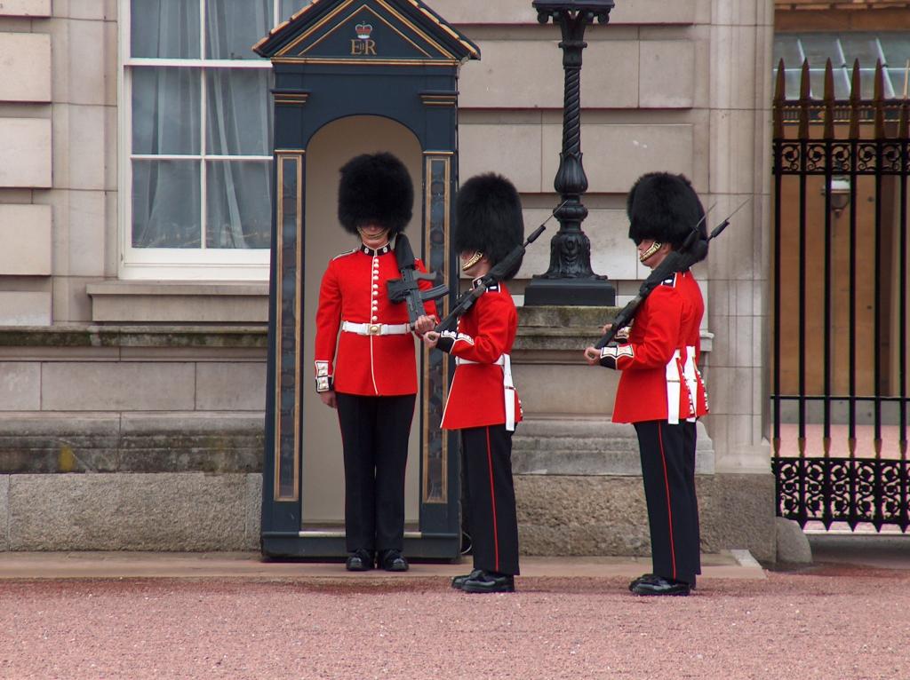 دہشتگردی کا خوف، برطانوی شاہی محل کے محافظ محل کے اندر چھپنے پر مجبور