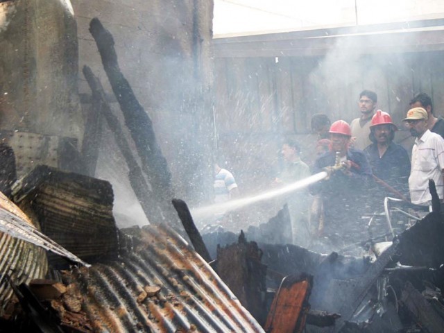 وزیراعظم نواز شریف نے کراچی کی ٹمبر مارکیٹ میں آتشزدگی کا نوٹس لے لیا