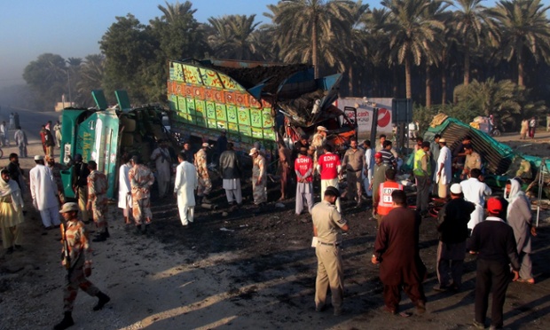 گھوٹکی : دو ٹرکوں میں تصادم، 4 مزدور جاں بحق، 5 زخمی