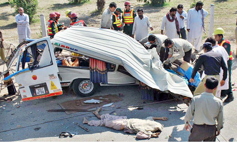 دنیا پور، ٹرالر اور مسافر ویگن میں تصادم، تین افراد ہلاک