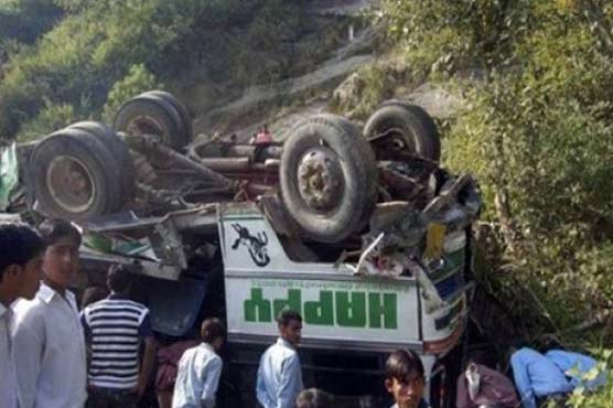 کرک: مسافر وین، کار میں تصادم، گاڑیاں کھائی میں گرنے سے 8 افراد جاں بحق