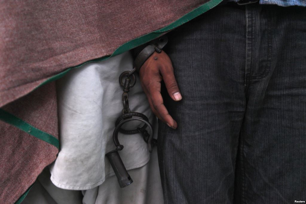 ڈیٹا چوری کر کے کریڈٹ کارڈز پر شاپنگ کرنے والا گروہ گرفتار