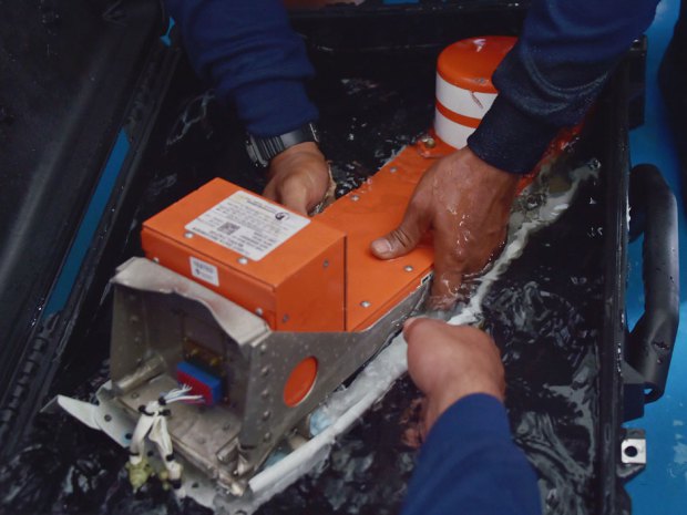 ائیر ایشیا کے طیارے کا ڈیٹا ریکارڈر اور کاک پِٹ وائس ریکارڈر سمندر سے نکال لیا گیا