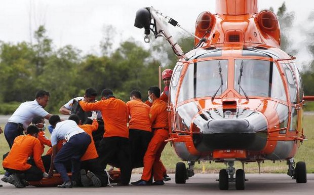 ائر ایشیا طیارے کا کچھ ملبہ، مزید 8 نعشیں برآمد جہاز کے بلیک باکس کی تلاش جاری