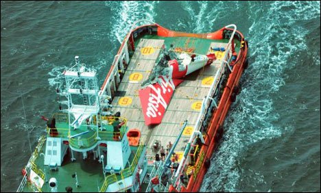 ایئر ایشیا کے جیٹ طیارے کا ڈیٹا ریکارڈر سمندر سے نکال لیا گیا