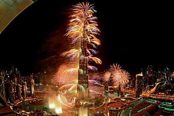دبئی میں نئے سال کی رنگا رنگ تقریب، برج الخلیفہ روشنیوں سے جگمگا اٹھا