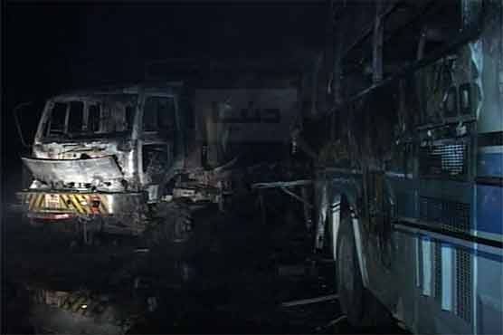 کراچی: بس اور آئل ٹینکر میں تصادم سے 59 افراد جاں بحق، متعدد زخمی