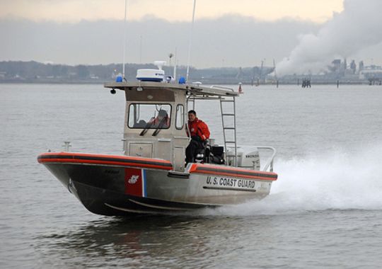 امریکہ : کوسٹ گارڈز نے سمندر میں پھنسی کشتی پر سوار شخص اور خاتون کو بچا لیا