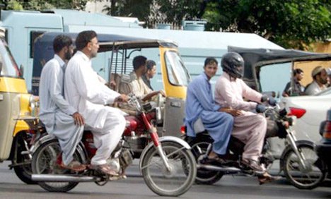 کراچی میں موٹر سائیکل کی ڈبل سواری پر عائد پابندی ختم