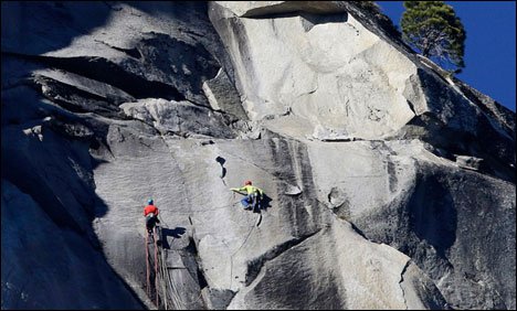 2 امریکی کوہ پیماؤں نے دنیا کی سب سے مشکل چوٹی سر کرلی