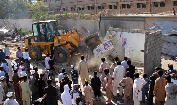 پشاور میں تجاوزات کے خلاف آپریشن کے دوران 3 افراد کرین کے نیچے دب کر جاں بحق