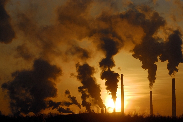 فیکٹریوں میں ٹائر اور تار جلانے سے فضا آلودہ , قریبی سکول کے طلبہ , اساتذہ بیمار