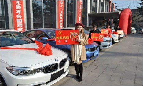 چین : باس کا اچھی کارکردگی پر ملازمین کو کاروں کا تحفہ