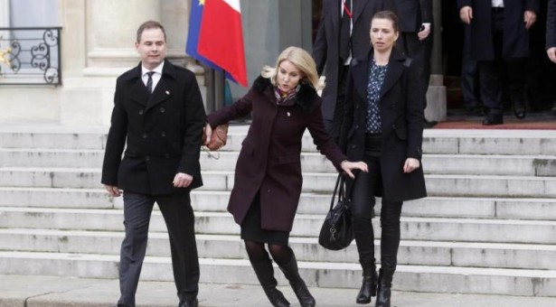 ڈنمارک کی وزیراعظم فرانسیسی محل کی سیڑھیوں پر گر پڑیں