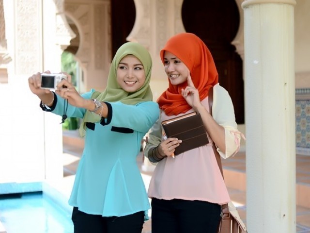 سیلفی لینا گناہ کاکام ہے اور بالخصوص خواتین کیلئے تو یہ شرمناک عمل ہے، انڈونیشین عالم