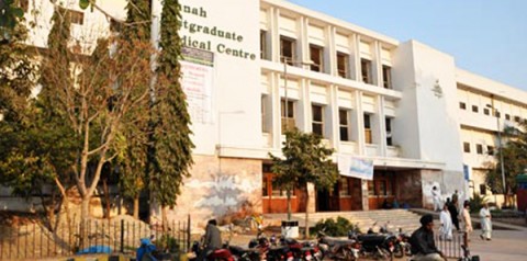 جناح سپتال کراچی: ڈاکٹروں نے تنخواہیں، مراعات نہ ملنے پر او پی ڈی بند کر دی