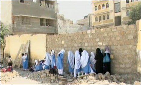 قبضہ مافیا کا جادو، کراچی کا اسکول کھا گئے، ڈکار تک نہ لی
