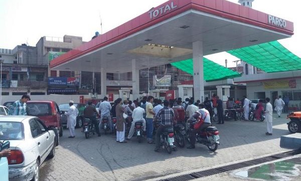 لاہور میں پٹرول کی قلت برقرار، متعدد پمپ بند، صارفین کی لمبی قطاریں