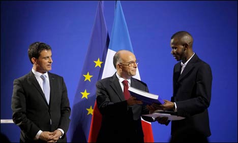 پیرس حملے میں جانیں بچانے والے مسلمان نوجوان کیلئے فرانس کی شہریت