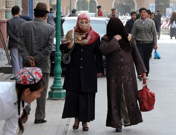 چینی صوبہ سنکیانگ میں مسلم خواتین کے چہرہ چھپانے پر پابندی