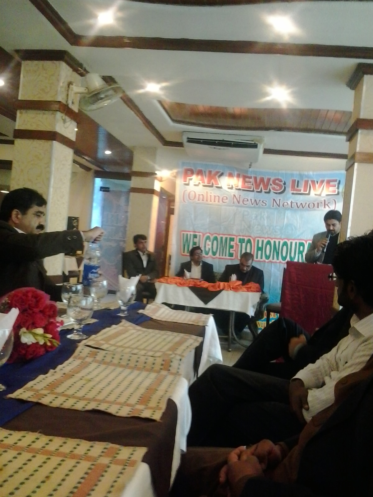 پرنٹ میڈیا کے ساتھ ساتھ آن لائن میڈیا بھی اپنا کردار ادا کر رہا ہے۔ عقیل خان