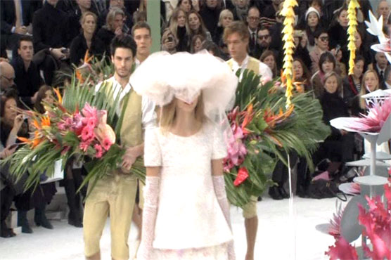 پیرس فیشن ویک میں ماڈلز کی ریمپ پر نئے انداز میں واک