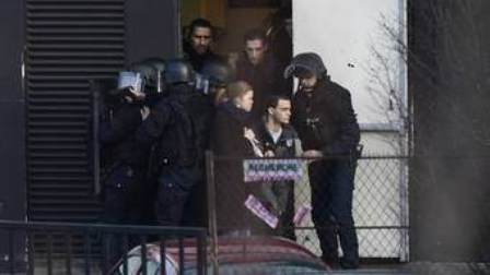 پولیس نے پیرس اور اس کے شمال میں دو مقامات پر دھاوا بول کر دونوں حملہ آوروں کو ہلاک کر دیا