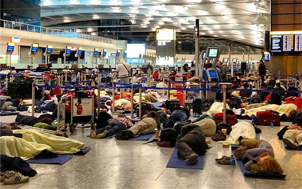 یورپ میں شدید برفباری، مسافروں نے ائیرپورٹ پر ہی ڈیرے ڈال لئے