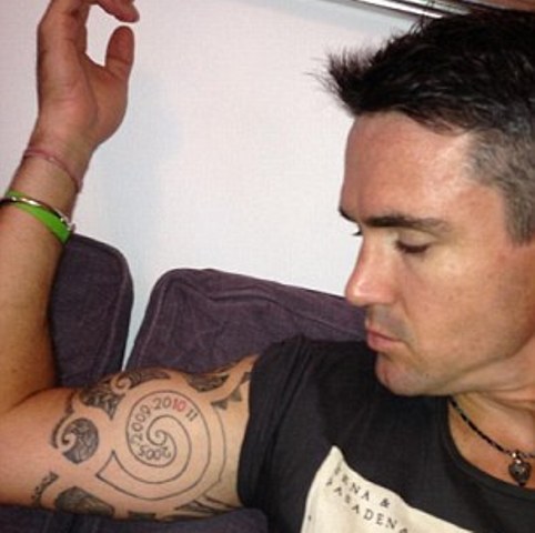 پیٹرسن نے جسم پر دنیا کے نقشے کا ٹیٹو بنوا لیا، سنچریوں کی نشاندہی بھی کی