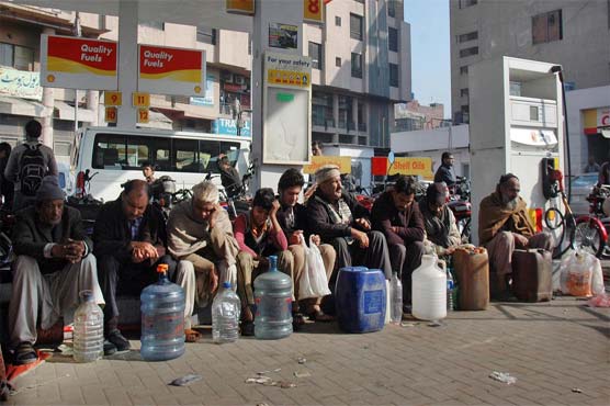 پٹرول بحران پر قابو نہ پایا جا سکا، عوام کے صبر کا پیمانہ لبریز