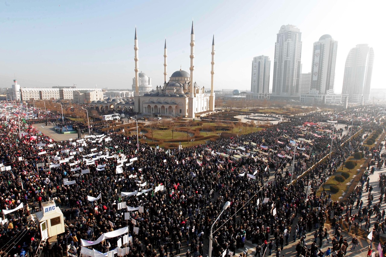 چیچنیا : گستاخانہ خاکوں کے خلاف احتجاجی ریلی میں لاکھوں افراد کی شرکت