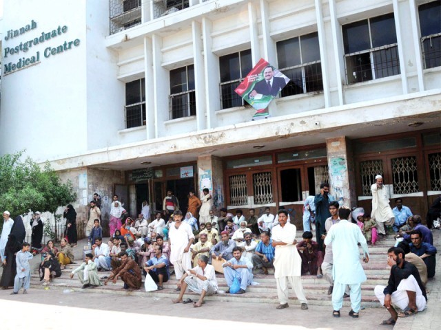 جناح اسپتال میں ملازمین کے احتجاج سے تنگ مریضوں اور تیمارداروں کا مظاہرہ