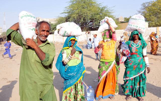 ایم کیو ایم کا ٹمبر مارکیٹ کے متاثرین میں امدادی سامان تقسیم