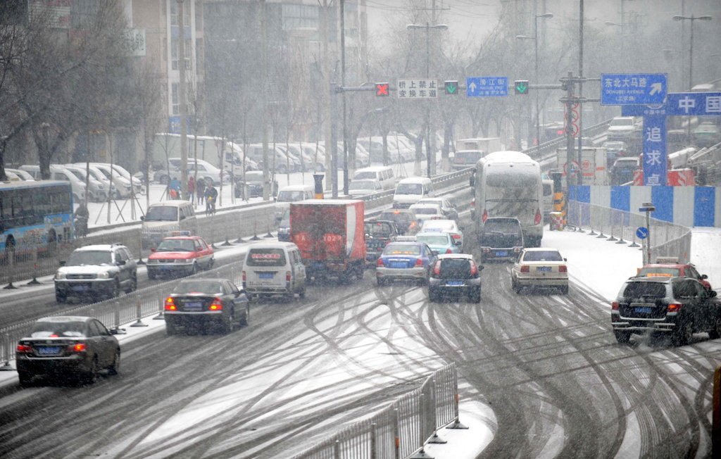 چین اور امریکا میں شدید برف باری، سڑکوں پر پھسلن