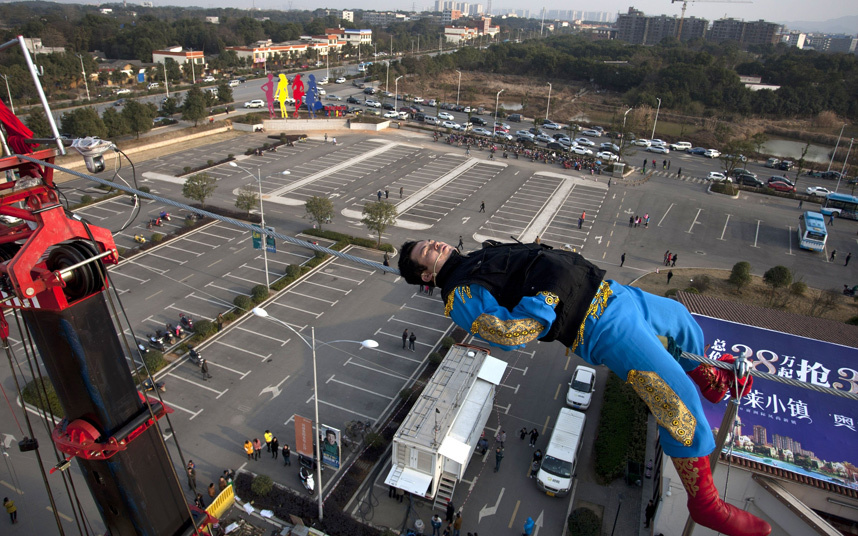 چین: بازی گر نے 72 گھنٹے مسلسل سٹیل کی تار پر کرتب دکھا کر لوگوں کو حیران کر دیا