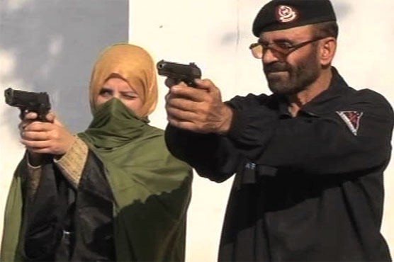 پشاور : خواتین اساتذہ اب تعلیم دینے کیساتھ ہتھیار بھی چلائیں گی، پولیس کی تربیت