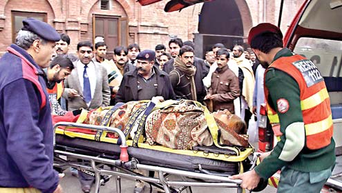 بیٹے کی ضمانت کیلئے آئی معمر خاتون کمرہ عدالت کے باہر بیہوش