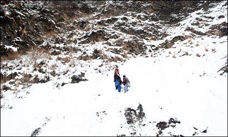 ملک میں بیشتر مقامات پر موسم سرد اور خشک