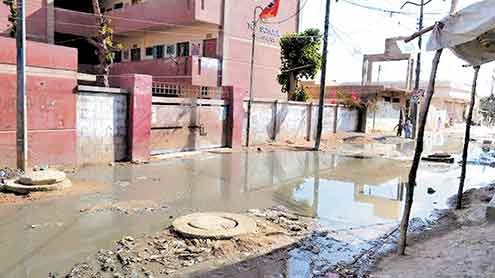 پپری:سیوریج لائن ٹوٹنے سے گندا پانی گھروں میں داخل