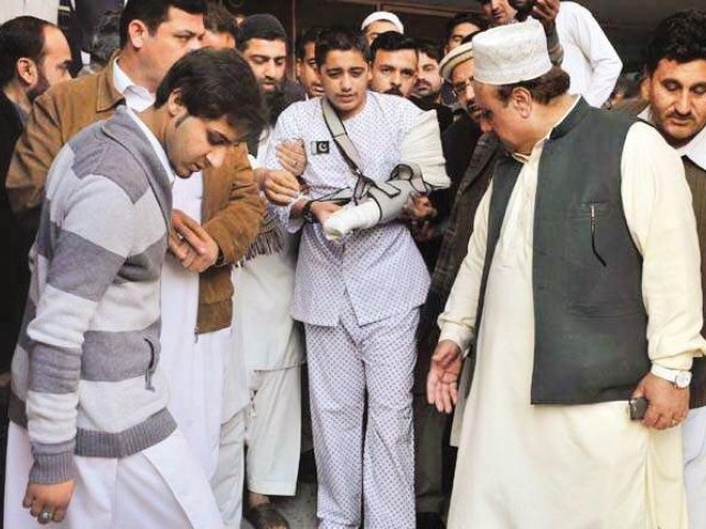 سانحہ پشاور کا زخمی طالب علم احمد نواز علاج کے لئے لندن روانہ