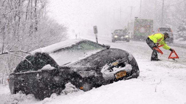 مختلف امریکی ریاستوں میں شدید برفباری سے 2افراد ہلاک، سیکڑوں پروازیں منسوخ