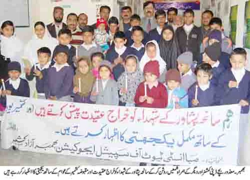 معزور بچے ڈپٹی کمشنر اور دیگر کو ہمراہ شمعیں روشن