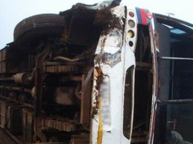 حیدرآباد میں مسافر کوچ اور ٹرک میں تصادم سے 2 افراد جاں بحق، 5 زخمی
